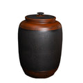 Chicchi raccolti in un recipiente richiudibile di colore nero e in ceramica