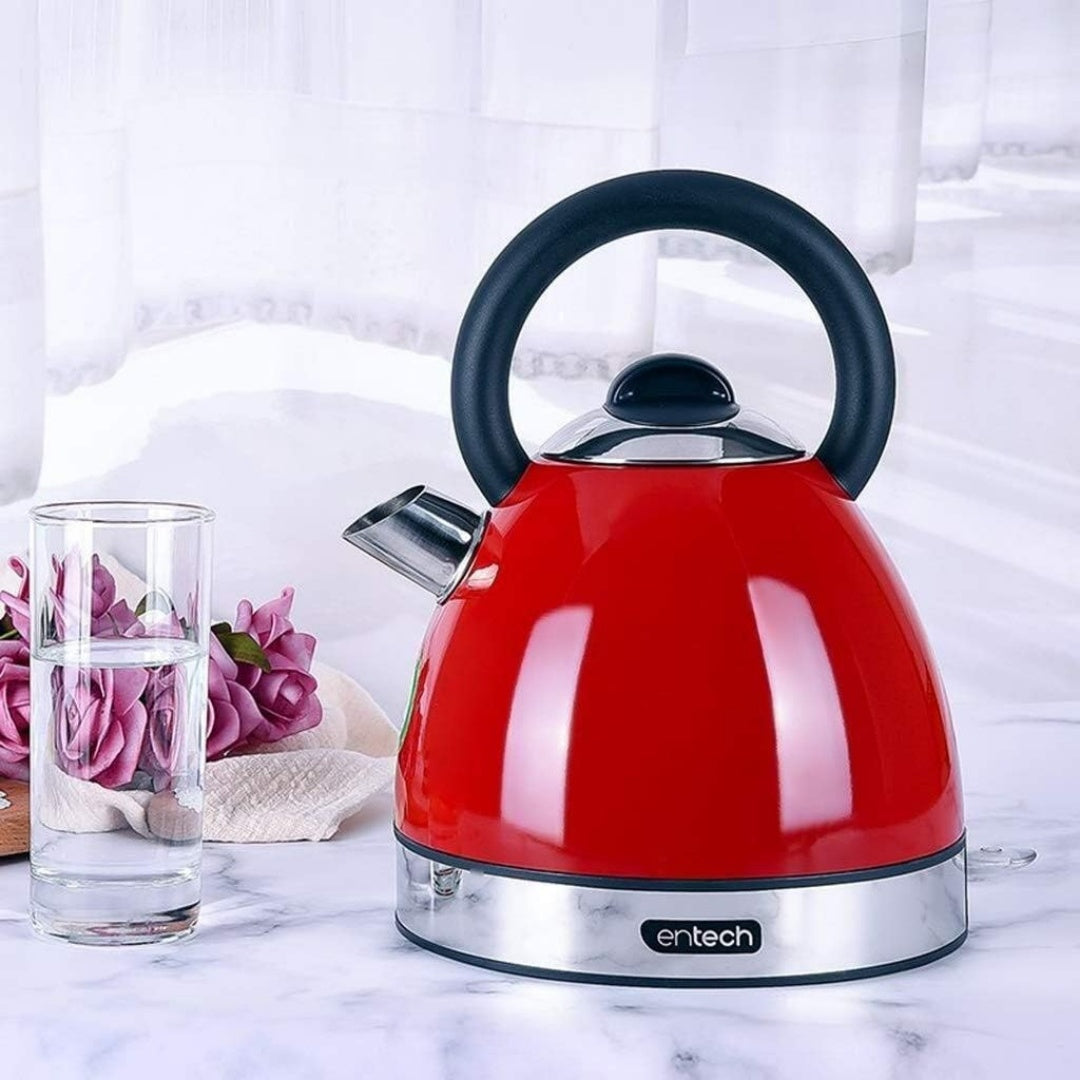 Bollitura dell'acqua in un recipiente elettrico di colore rosso