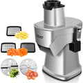 Preparazione degli ingredienti in un robot da cucina di colore argento e con potenza dichiarata di 200 W
