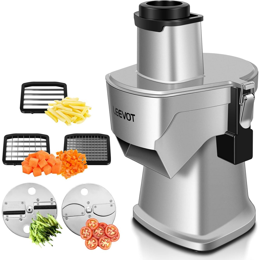 Preparazione degli ingredienti in un robot da cucina di colore argento e con potenza dichiarata di 200 W