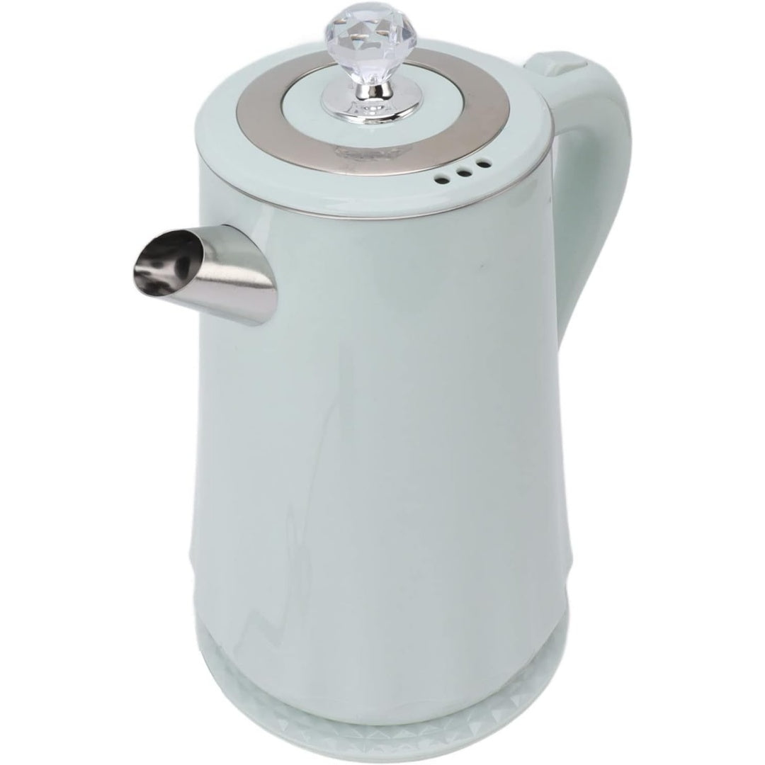 Una riserva di acqua nella caraffa riscaldante con corpo in acciaio inox e con potenza dichiarata di 2000 W