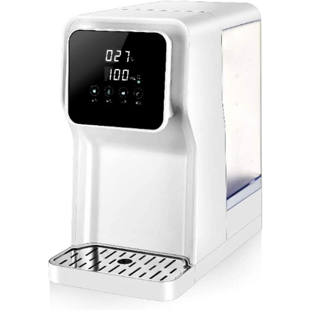 Bollitura dell'acqua in un recipiente elettrico con regolazione della temperatura e con comandi a sfioramento
