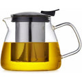 Foglie e acqua riunite nel recipiente da te con coperchio rimovibile e con capacita dichiarata di 760 ml